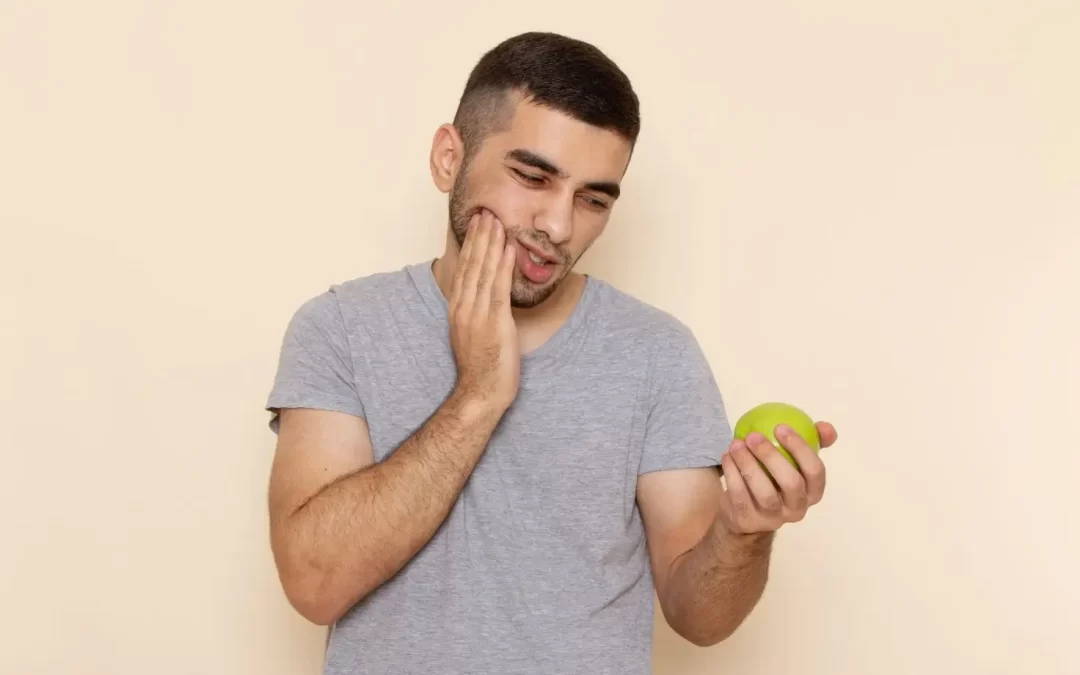 Sensibilidade nos dentes: 6 causas comuns e o que fazer para aliviar a dor.